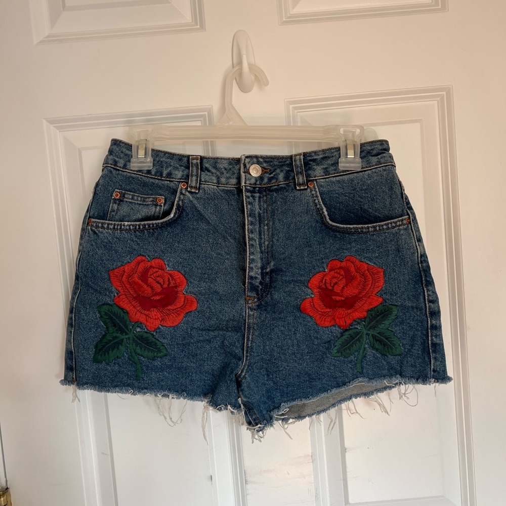 Rose embroidered jeans shorts